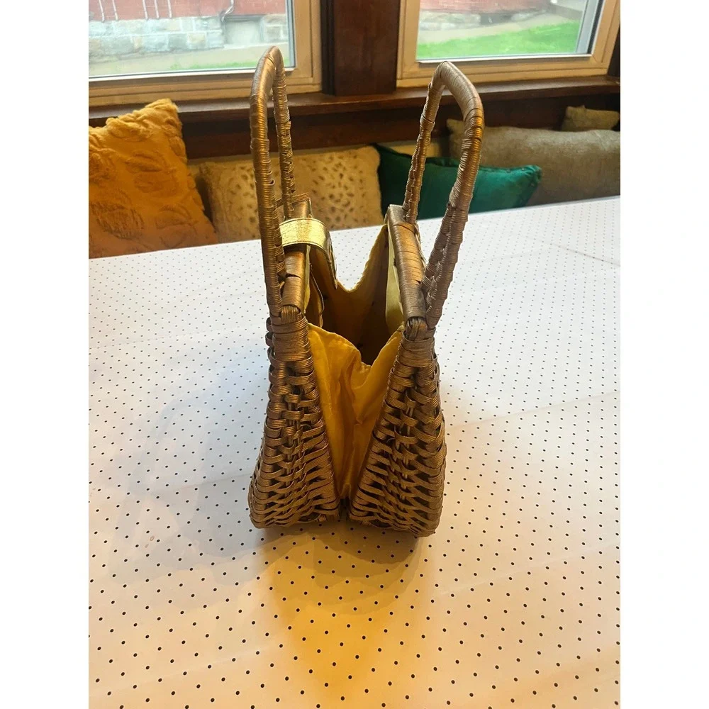 Unbranded structured wicker